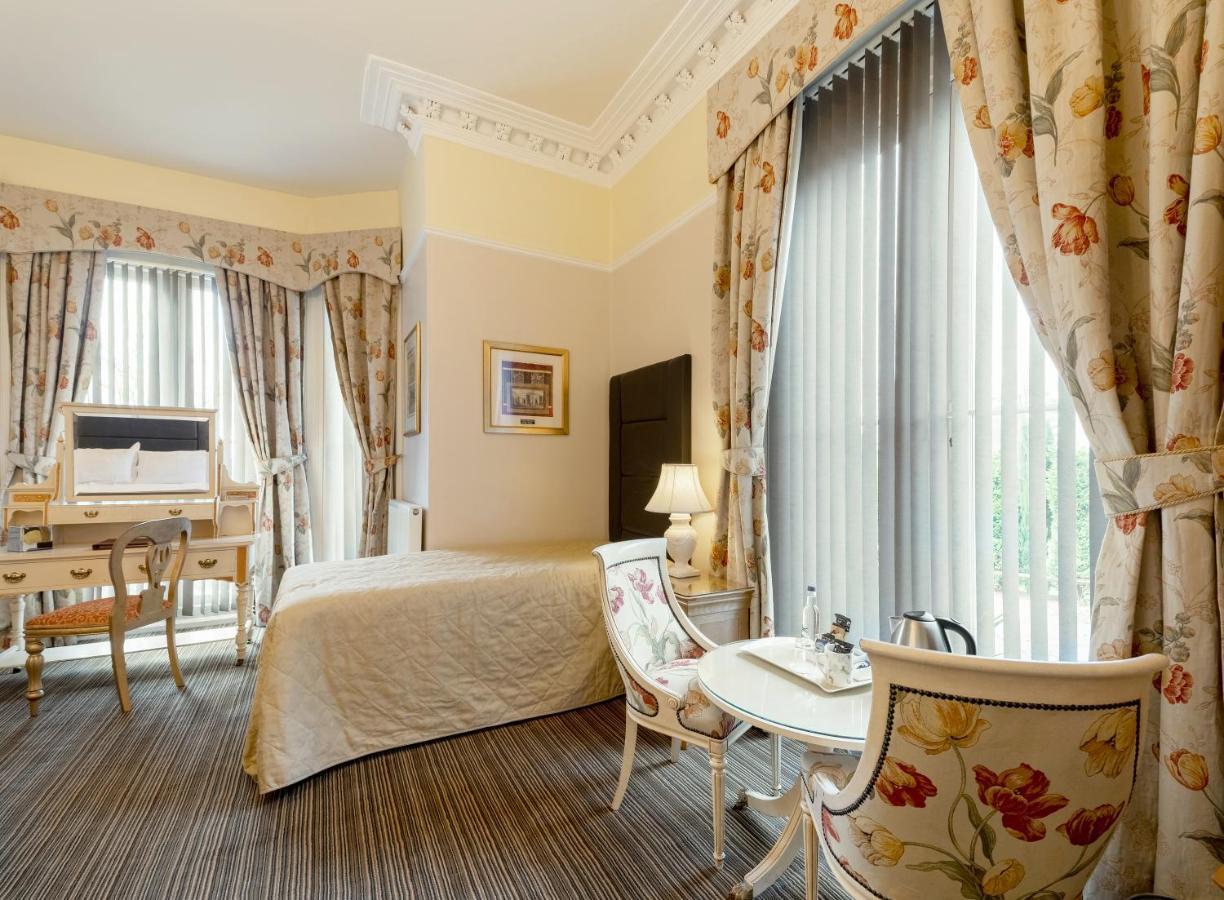 Charades Guest House เฮริฟอร์ด ภายนอก รูปภาพ