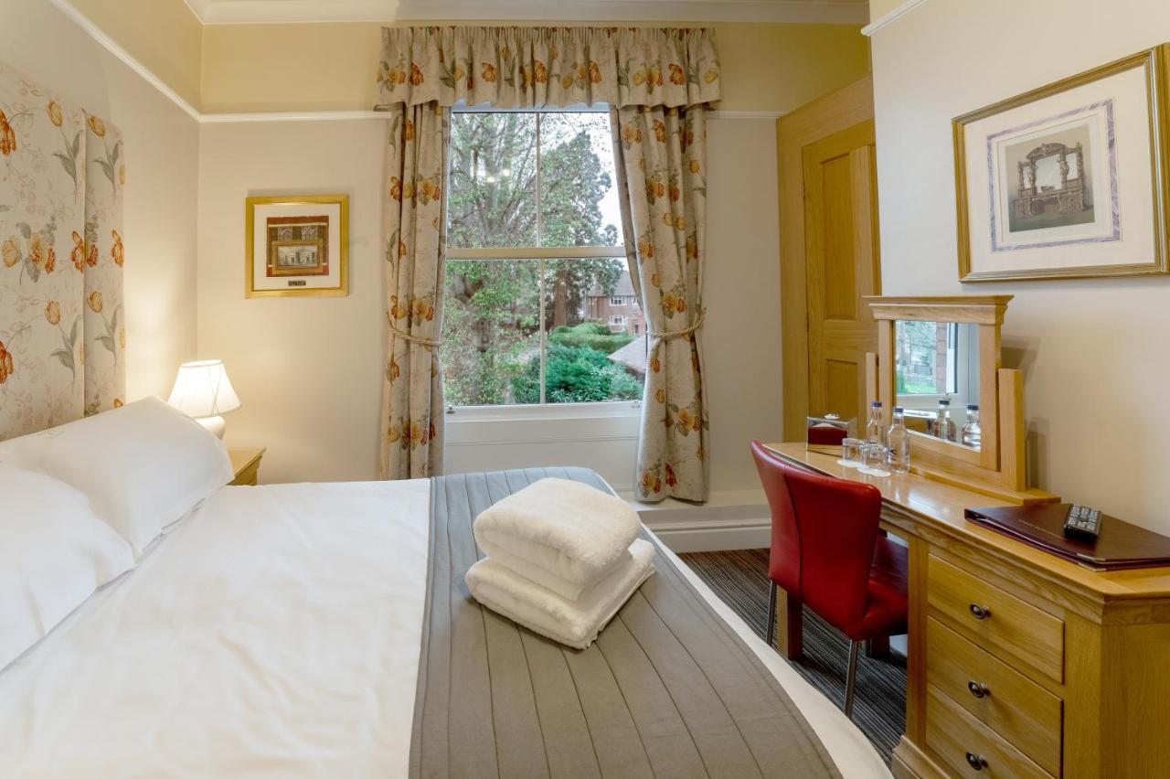 Charades Guest House เฮริฟอร์ด ภายนอก รูปภาพ