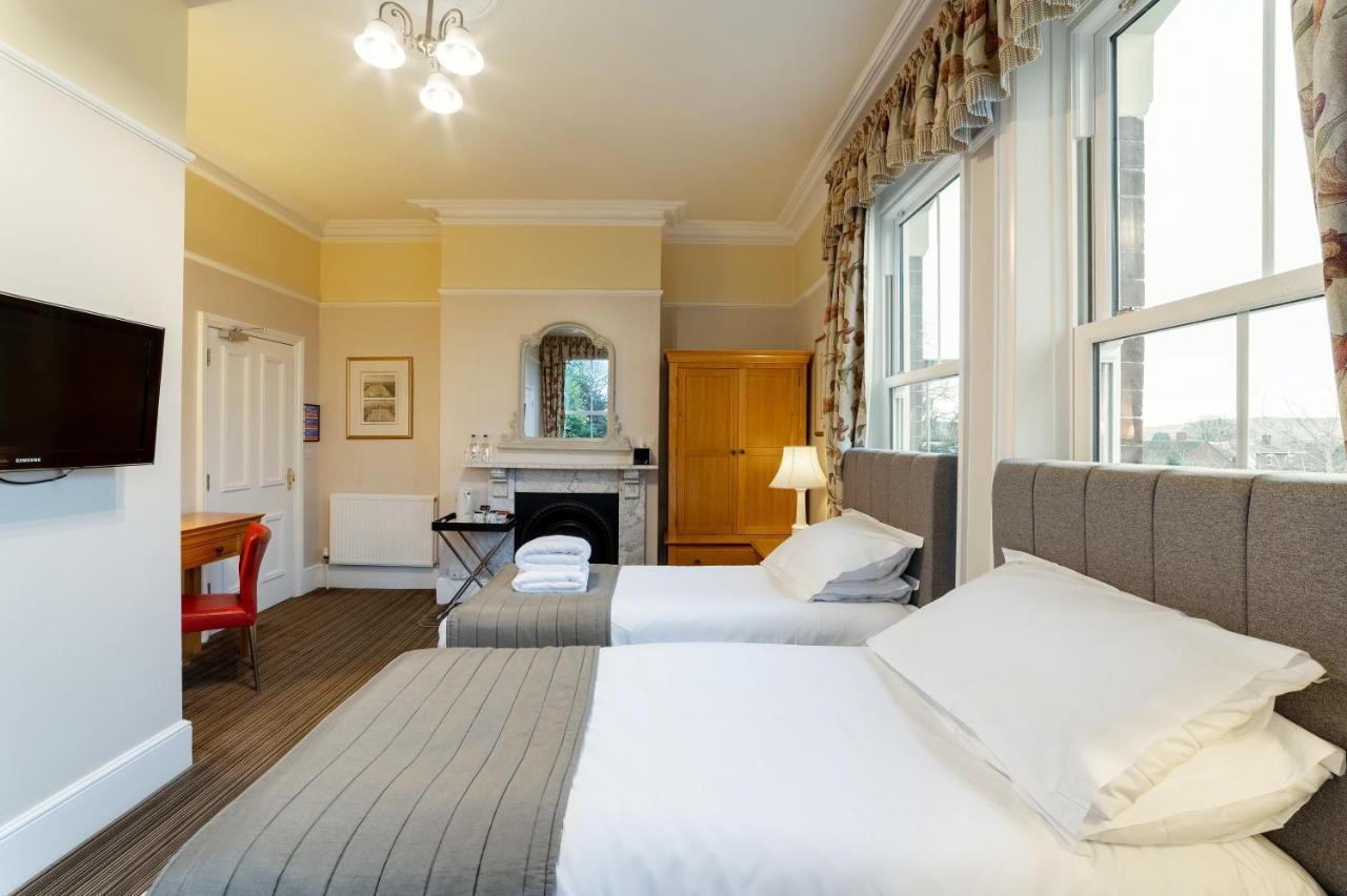 Charades Guest House เฮริฟอร์ด ภายนอก รูปภาพ
