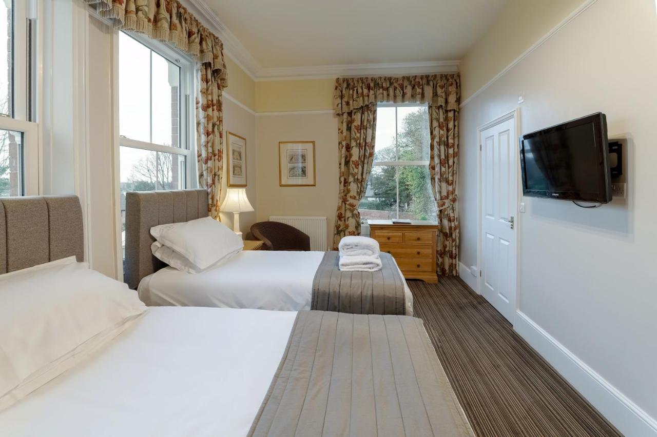 Charades Guest House เฮริฟอร์ด ภายนอก รูปภาพ