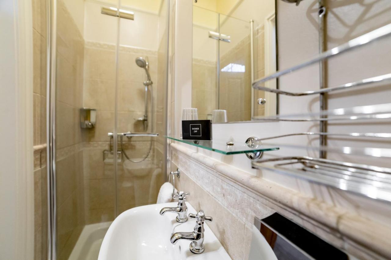 Charades Guest House เฮริฟอร์ด ภายนอก รูปภาพ