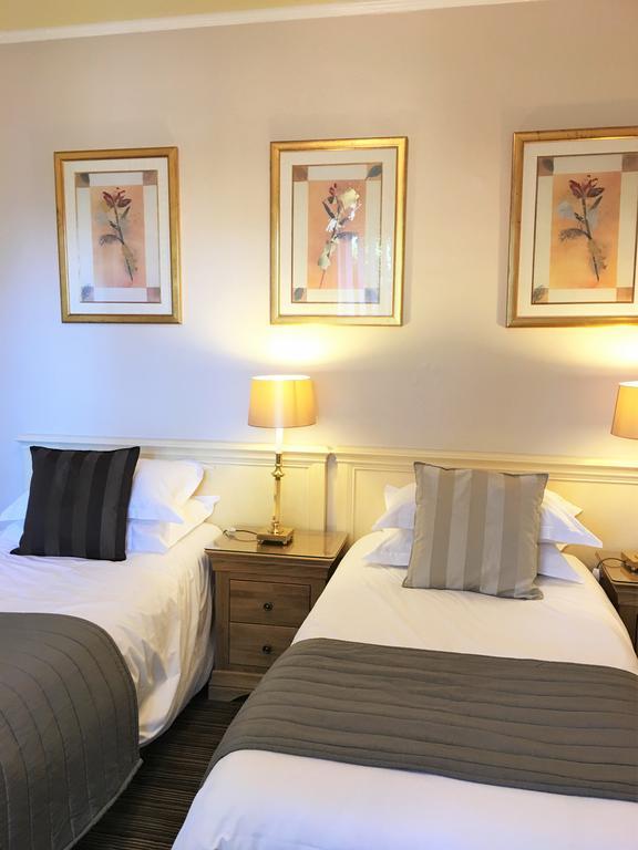 Charades Guest House เฮริฟอร์ด ภายนอก รูปภาพ